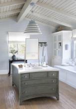 PROG_ProgressLighting_LISA ROMEREIN_JAM_Surfrider_Bathroom-0070_v6_appshot.jpg